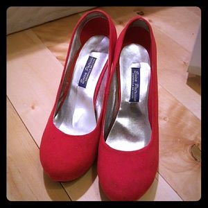 Extremely comfortable red pumps